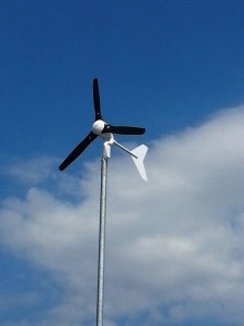 Eine Windanlage liefert Tag und Nacht Energie