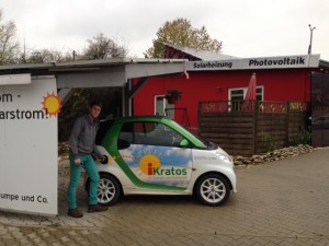 E-Smart an Solartankstelle